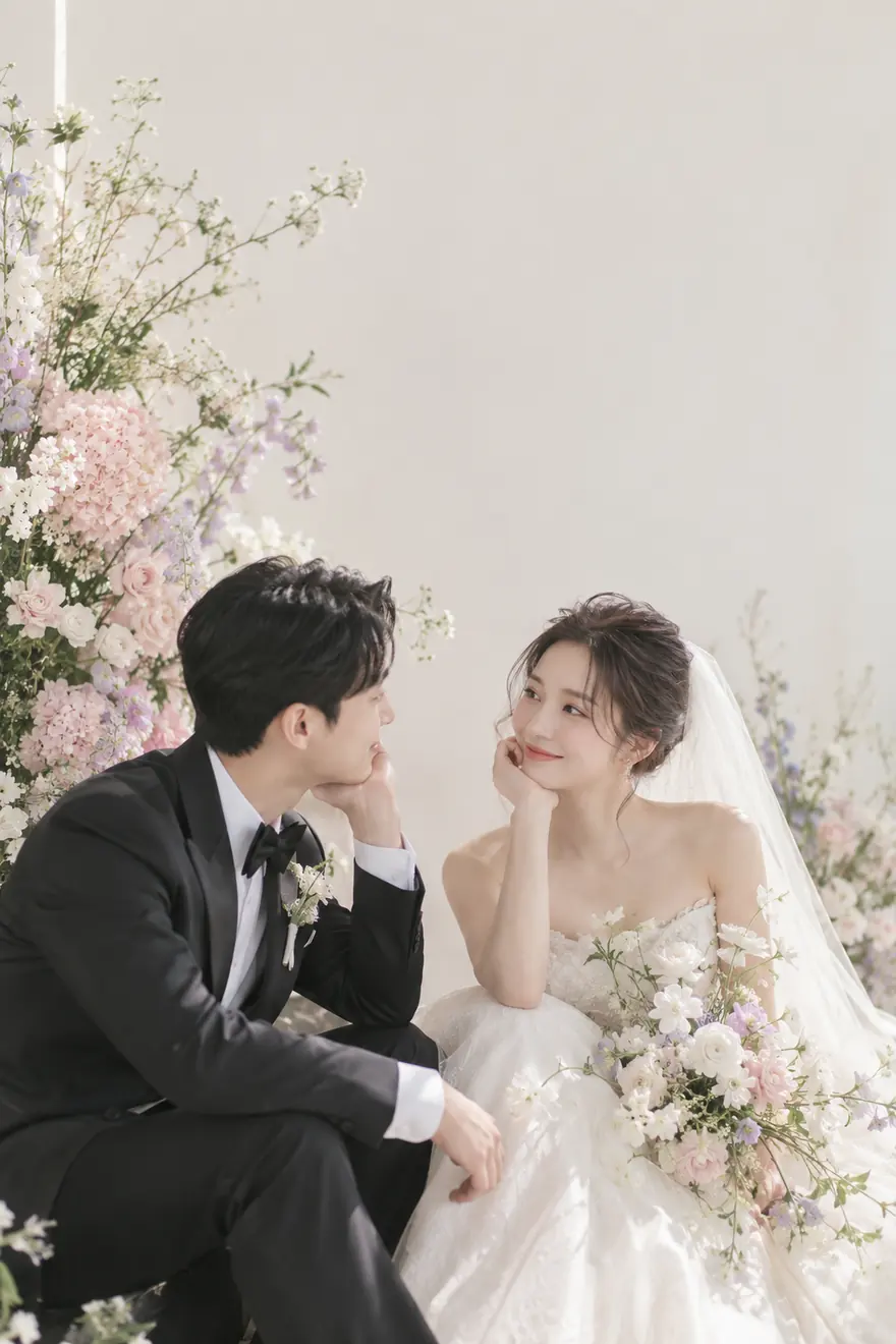 Tựa cằm nhìn nhau